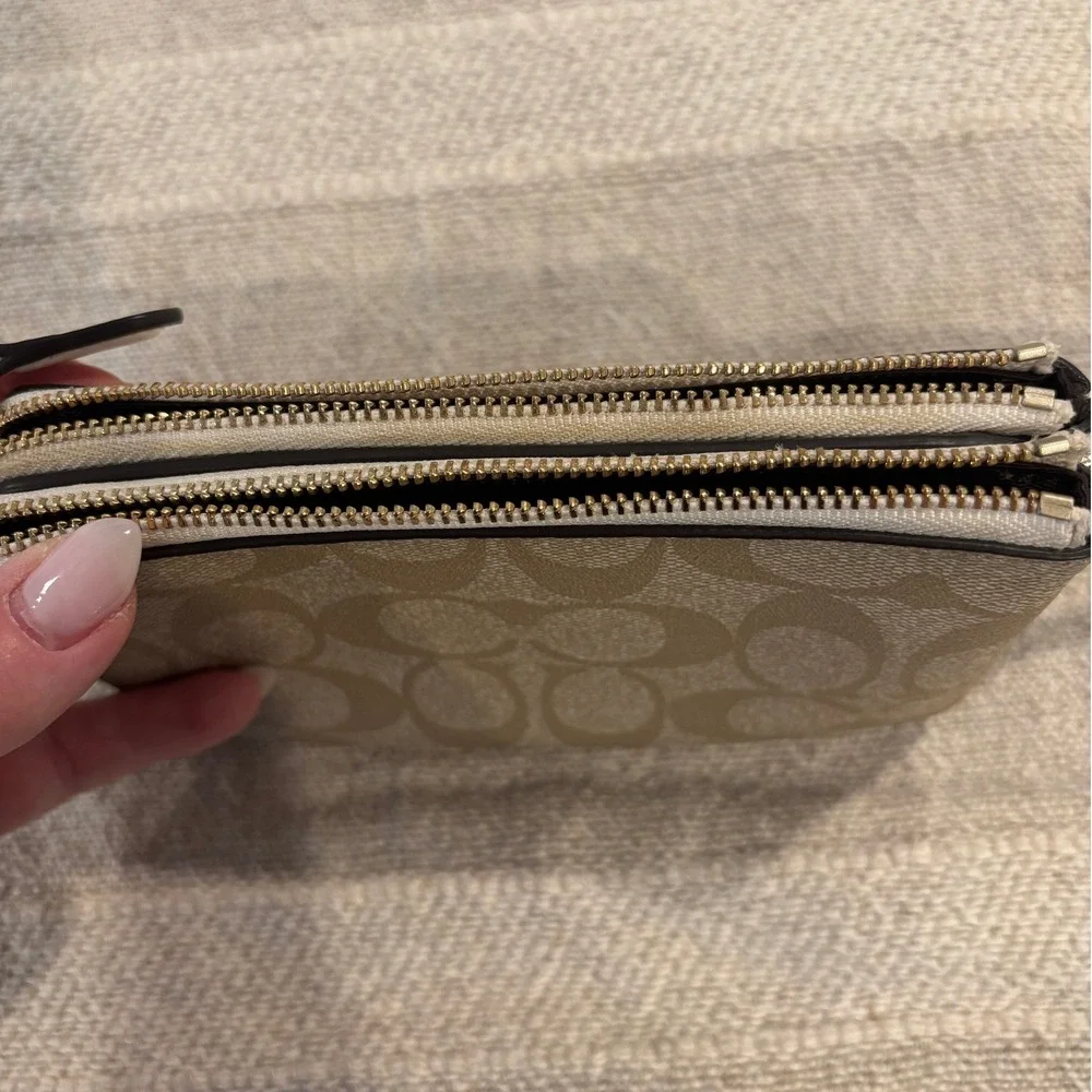 Coach Signature Canvas Double Corner Zip Wristlet Khaki / Chalk White